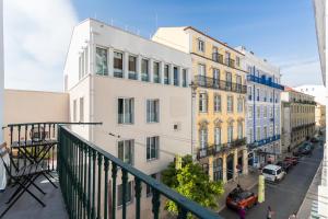 Apartments Center Alfama في لشبونة: اطلاله على شارع المدينه بالمباني