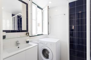 bagno bianco con lavatrice e lavandino di Apartments Center Alfama a Lisbona