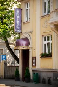 een gebouw met een bord aan de zijkant bij Hotel Atena in Słupsk