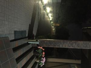 キーウにあるHome Comfort Livoberezhna IEC Kievの夜の花の建物