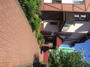 キーウにあるHome Comfort Livoberezhna IEC Kievの階段と植物のある建物
