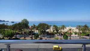una macchina gialla in una strada vicino a una spiaggia di Cleopatra Golden Beach Hotel a Alanya