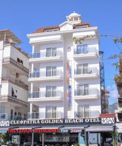 un edificio bianco con un cartello davanti di Cleopatra Golden Beach Hotel a Alanya