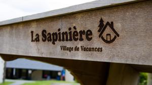 Ein Schild, auf dem steht: "La septembre village of Vancouver" in der Unterkunft Holiday Park La Sapinière in Hosingen