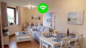 een woonkamer met een bank en een tafel bij PEMATRA Ferienwohnungen Ostseestrasse 2 in Travemünde +37 foto's