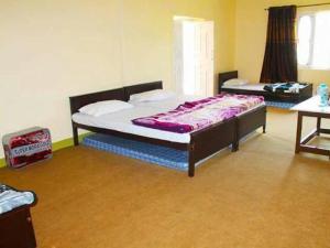 een slaapkamer met een groot bed in een kamer bij Chikar Highland Resort in Muzaffarabad