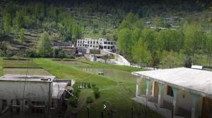 een luchtzicht op een gebouw en een rivier bij Chikar Highland Resort in Muzaffarabad