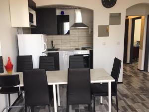 una cucina con un tavolo e sedie in una stanza di Apartman Andi a Fiume (Rijeka)