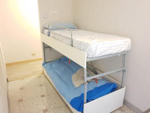 1 Schlafzimmer mit 2 Etagenbetten in einem Zimmer in der Unterkunft Viva La Vida 1 in Gandosso
