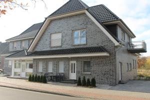 una gran casa de ladrillo con techo negro en Comfort Apartments SNF zertifiziert, en Gronau