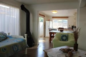 The Sabie Town House Guest Lodge في سابي: غرفة نوم مع سرير وغرفة طعام مع طاولة