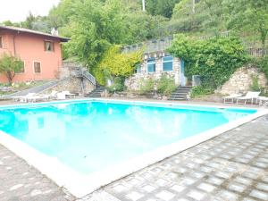 een zwembad met blauw water voor een huis bij Viva La Vida 1 in Gandosso