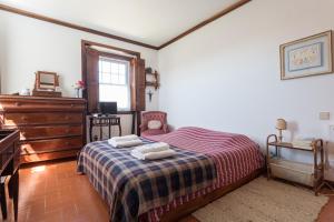 um quarto com uma cama com duas toalhas em FLH Ericeira Country House na Ericeira