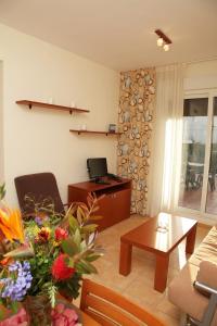 ein Wohnzimmer mit einem Sofa und einem Tisch in der Unterkunft Apartamentos Turisticos Aguilas de los Collados in Águilas