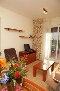 a living room with a couch and a table at Apartamentos Turisticos Aguilas de los Collados in Águilas