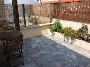 een patio met een tafel en stoelen en een hek bij Estudios Bilbao Deusto in Bilbao