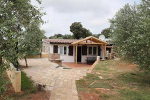 mały dom z pawilonem przed nim w obiekcie Holiday Houses Marta w Rovinj