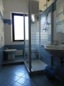 La salle de bains est pourvue d'une douche et d'un lavabo. dans l'établissement Hotel 106, à Sellia Marina