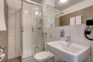 Ett badrum på MEININGER Hotel Hamburg City Center