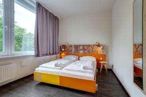 Säng eller sängar i ett rum på MEININGER Hotel Hamburg City Center