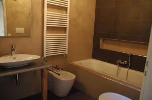 a bathroom with a sink and a tub and a toilet at Casa Mimmo in Castiglione in Teverina