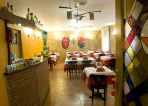 un restaurante con mesas y sillas en una habitación en Fonda Bohemia Riuot, en Montblanc