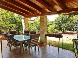 ダフナにあるHuge & Private Villa In Kibbutz Dafnaのパティオ(テーブル、椅子、ピアノ付)