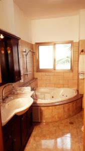 Phòng tắm tại Huge & Private Villa In Kibbutz Dafna