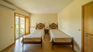 - une chambre avec 2 lits et une fenêtre dans l'établissement Casa Panorâmica Aurora, à Castelbuono