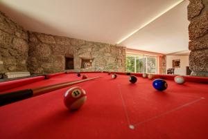 een biljartkamer met een rode pooltafel met ballen bij Casa Panorâmica Aurora in Celorico de Basto