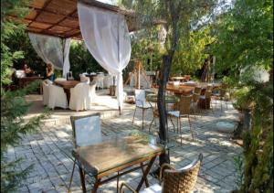 a patio with a table and chairs and an umbrella at Adrasan Şekerbahçe Otel in Adrasan