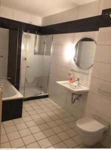 y baño con aseo, lavabo y ducha. en Ferienwohnung Zentrum - Albert, en Dresden
