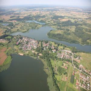 uma vista aérea de uma cidade e de um lago em Pokoje nad jeziorem Mazury em Dabrówno