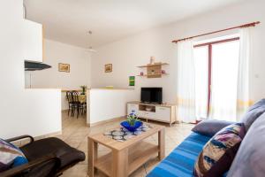Televízia a/alebo spoločenská miestnosť v ubytovaní Apartments Belavic by El-Pi Tours