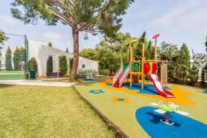 un parque infantil con tobogán en Inturotel Cala Azul, en Cala d´Or