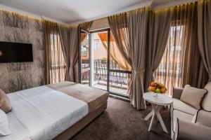 Postel nebo postele na pokoji v ubytování 8 1/2 Art Guest House