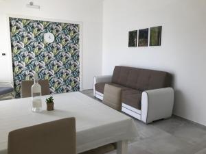 a living room with a couch and a table at DoppioBi in Torre Lapillo