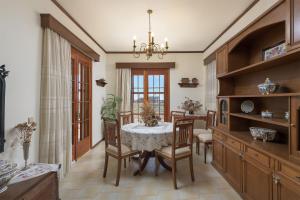 ゲンナジーにあるVilla Valasiaのテーブルと椅子のあるダイニングルーム +27枚の写真