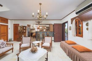 sala de estar con sofá y mesa en Villa Valasia, en Gennadi