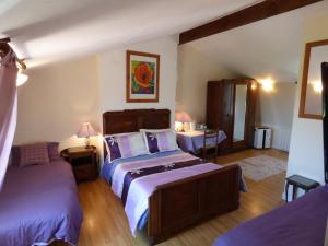 sypialnia z 2 łóżkami w pokoju w obiekcie L'Ancien Presbytère Chambres D'hote ou Gite w mieście Le Dorat