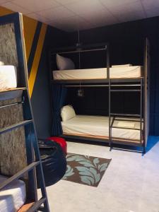 une chambre avec deux lits superposés dans une pièce dans l'établissement Tongmai Resort, à Surat Thani