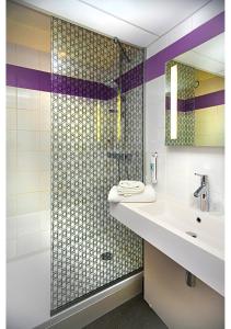 W łazience znajduje się umywalka i prysznic. w obiekcie ibis Styles Strasbourg Stade de la Meinau w Strasburgu