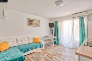 バンドールにあるT2 PRESTIGE BANDOLのソファとテーブルのあるリビングルーム