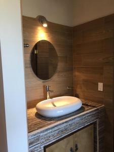 uma casa de banho com um lavatório e um espelho em Chalet Nativo - Fabulous Terrace & Vineyard em Valle de Guadalupe