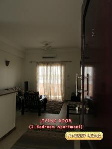 een lege woonkamer met een woonkamer gmaxwell appartement bij Sunny Luxor in Luxor