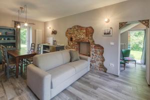 uma sala de estar com um sofá e uma lareira em Happy hill - appartamento Bambù-natura e relax em Santa Maria Rocca