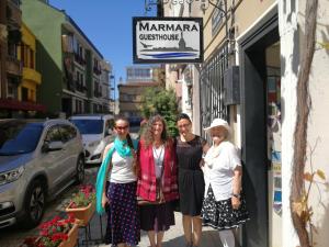 伊斯坦布尔马尔马拉宾馆的一群站在街头的妇女