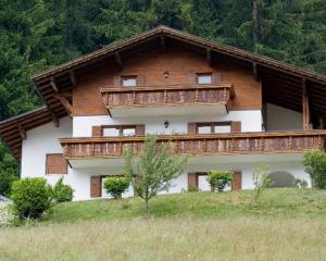 ein großes Haus mit Balkon darüber in der Unterkunft Haus Bials in Sankt Gallenkirch