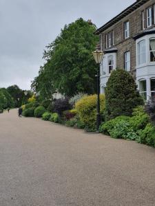 uma luz de rua em frente a uma casa em The Westminster Hotel em Buxton