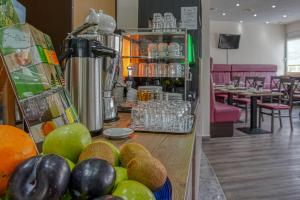 un mostrador con frutas y verduras en un restaurante en Centro Hotel Böblingen, en Böblingen